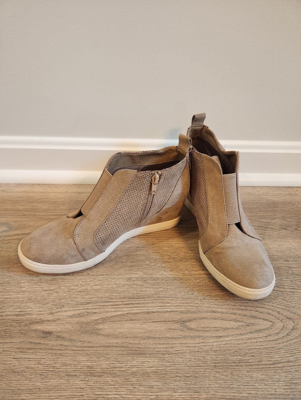 A.new Day Wedge Boots Booties 10. Tan